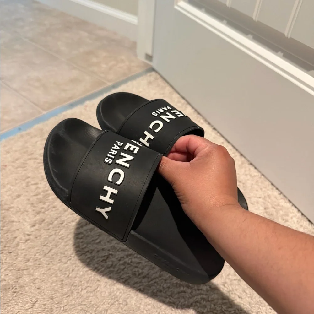 Givenchy Black and White Logo Slides - Picture 2 of 7